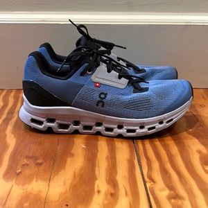 On running - barely used - cloudstratus - women’s 8